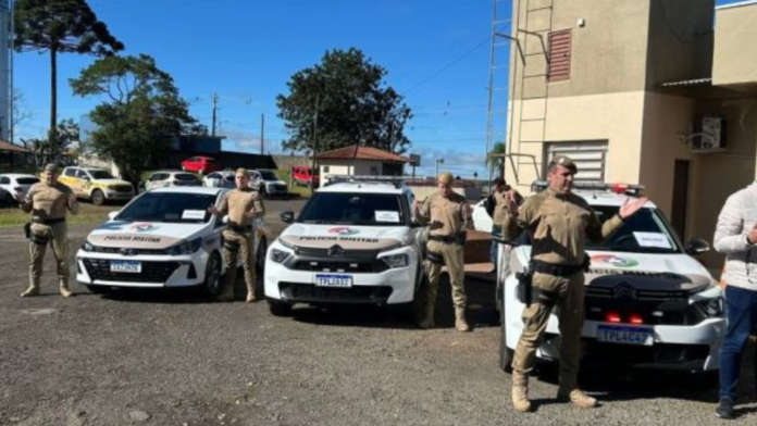 Três viaturas da Polícia Militar de Xanxerê com policiais ao redor.