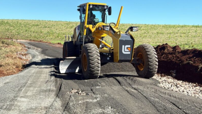 Máquina da prefeitura de Xanxerê arrumando uma estrada do interior