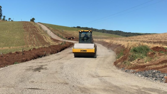 Maquinas da prefeitura de Xanxerê arrumando estradas do interior
