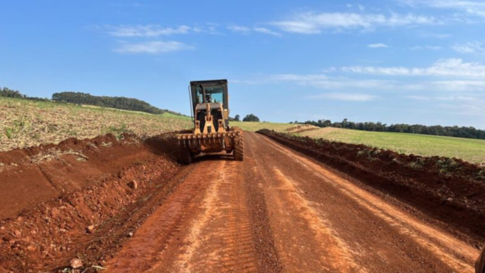 Retroescavadeira da prefeitura em trabalhos no interior de Xanxerê