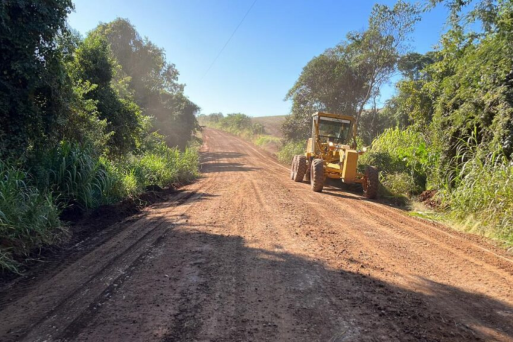 Retroescavadeira da prefeitura em trabalhos em estrada do interior de Xanxerê