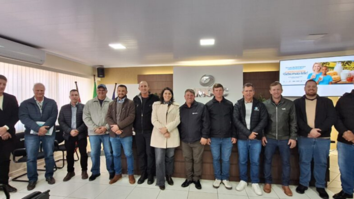 Representantes de sete associações de municípios do Grande Oeste de Santa Catarina reunidos para a criação de entidade stadual representativa de produtores de leite
