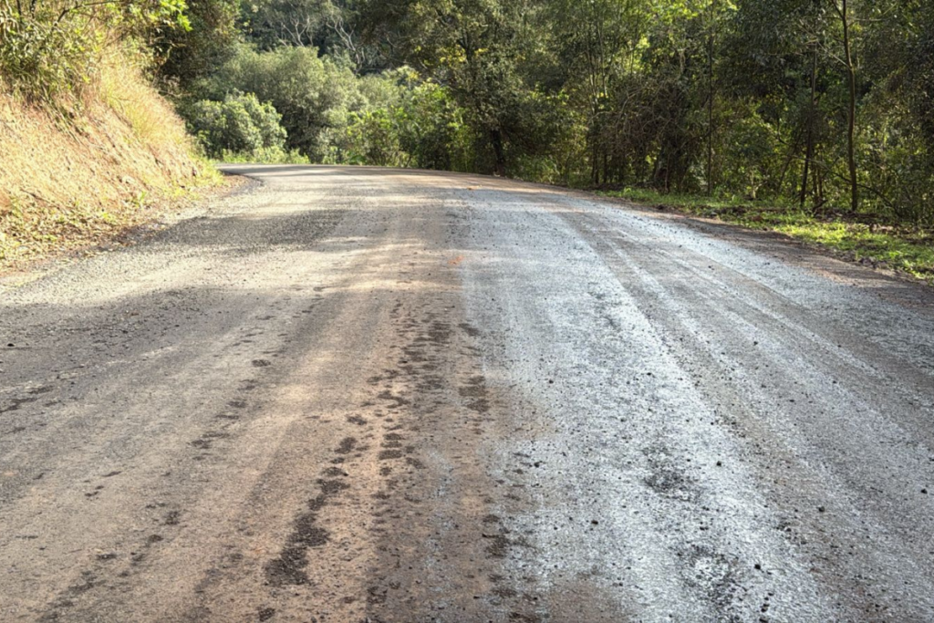 Rodovia XRE-200 sendo pavimentada