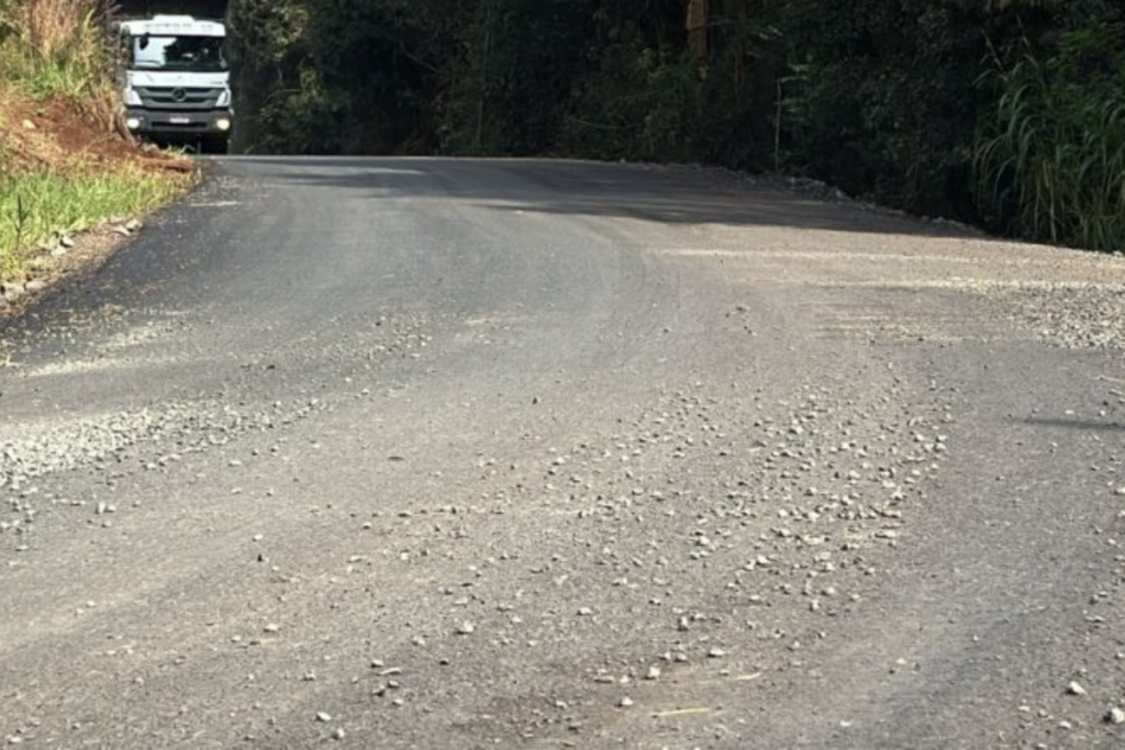 Caminhão passando na rodovia XRE-200 que está sendo pavimentada