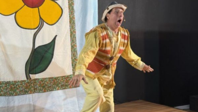 Ator se apresentando em Xaxim em ações do Maio Laranja