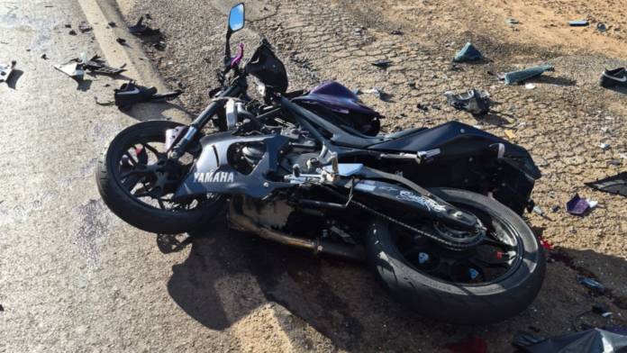Moto destruída, caída na rodovia BR 282 em Ponte Serrada após colisão com veículo e outra moto