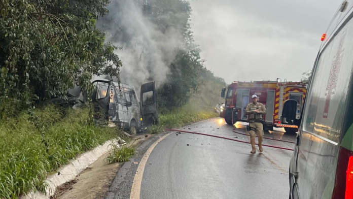 Van da saúde de São Domingos tomada pelas chamas após acidente em Ipuaçu