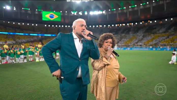 Cantores Belo e Alcione no estádio Maracanã cantando Hino Nacional