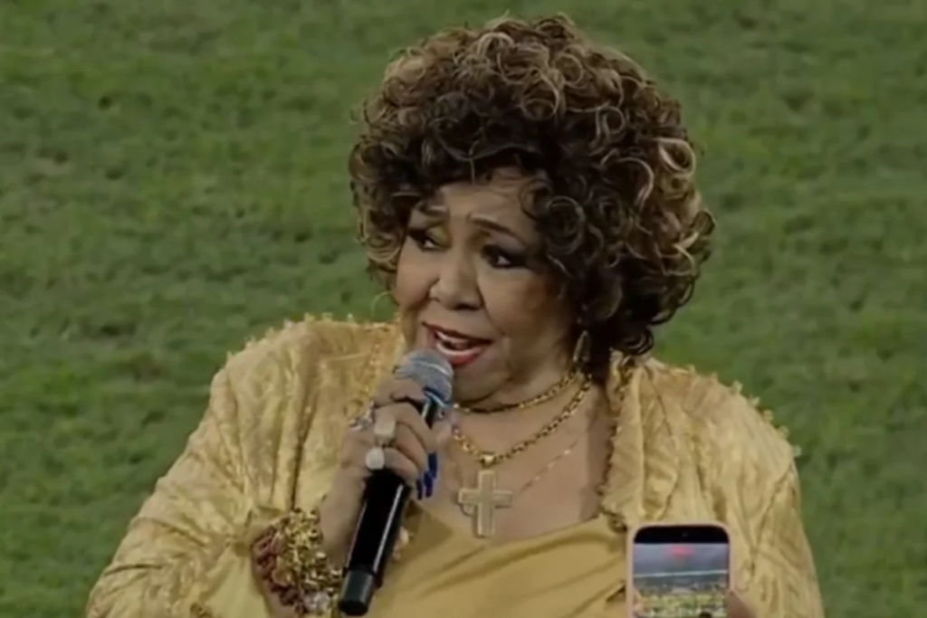 Cantora Alcione no estádio Maracanã cantando Hino Nacional