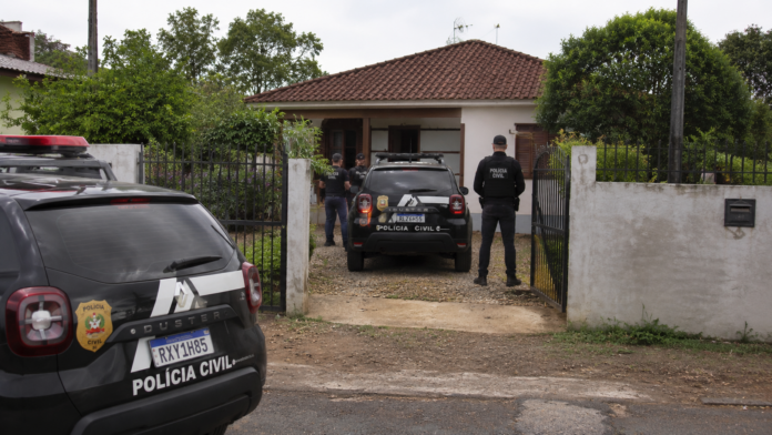 Imagem de IA mostra duas viaturas da Polícia Civil com agentes, na entrada de uma casa