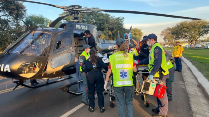Helicóptero do Saer Fron com socorristas ao redor no meio de uma rodovia