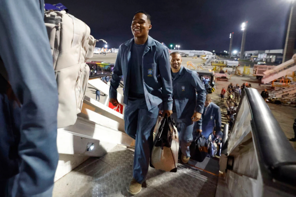 Jogadores da Seleção Brasileira de Futebol embarcando em avião com destino ao EUA para Copa
