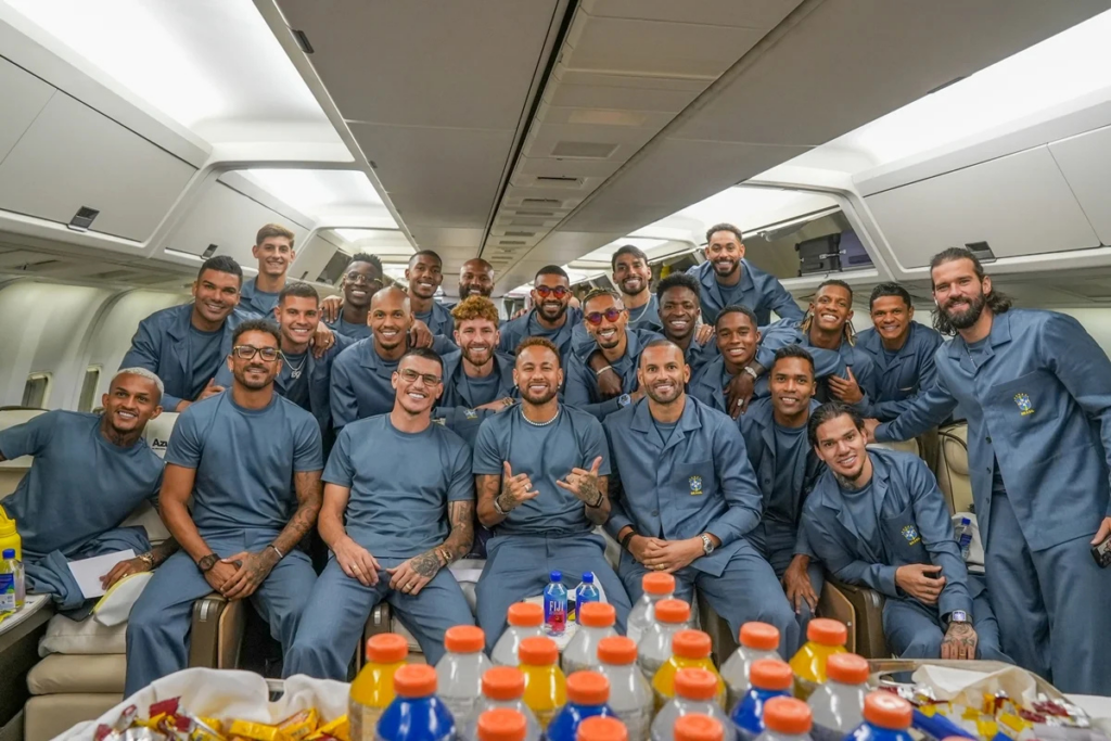 Jogadores da Seleção Brasileira de Futebol no avião com destino ao EUA para Copa