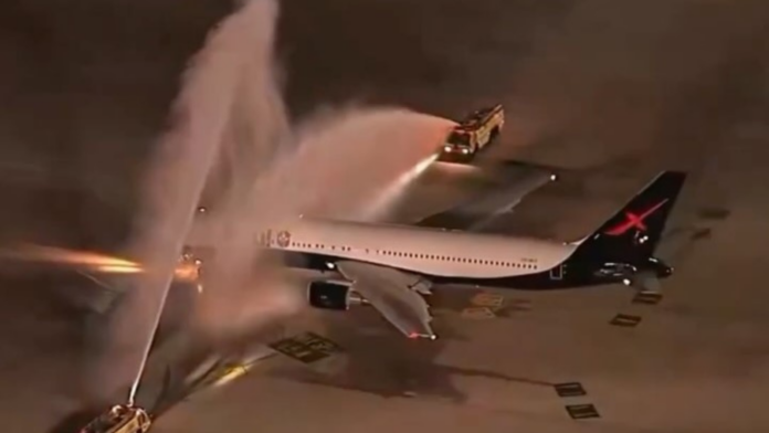 Avião da Seleção Brasileira de Futebol recebe banho (batismo) do corpo de bombeiros