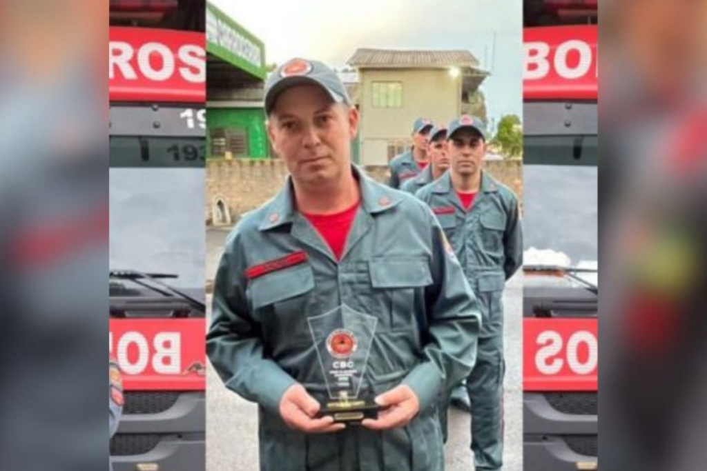 Andrei Marcos Rodrigues, bombeiro morto a facadas em Palma Sola segurando um prêmio