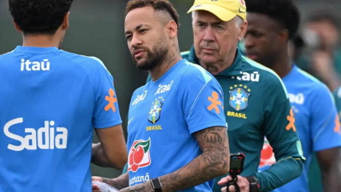 Jogador neimar ao lado do técnico Ancelotti da Seleção brasileira em campo.