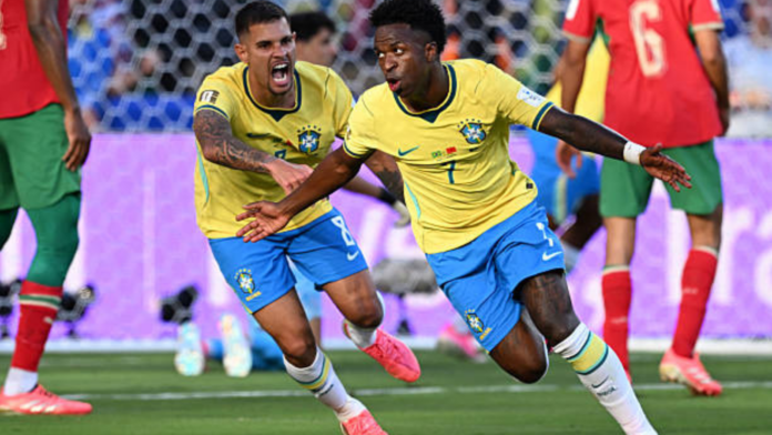 Jogadores do Brasil comemorando jogo no empate de estreia na Copa Do Mundo