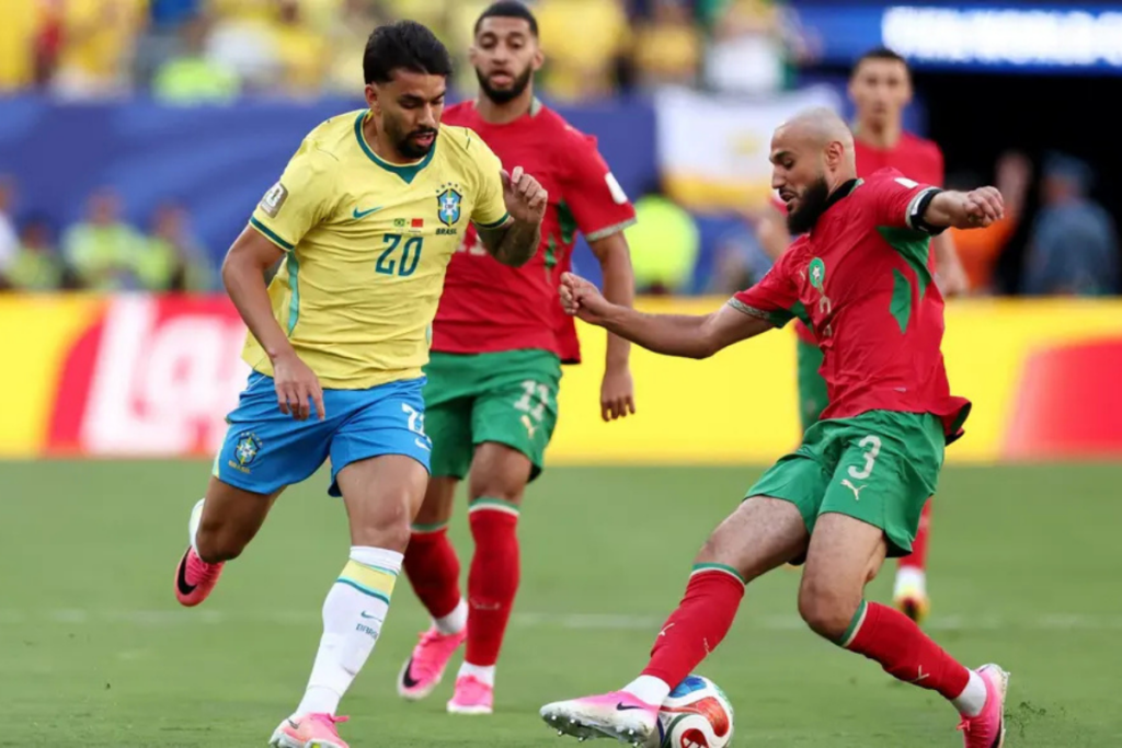 Jogadores do Brasil e do Marrocos em disputa pela bola na Copa do Mundo