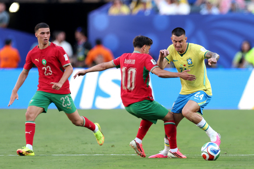 Jogadores do Brasil e do Marrocos em disputa pela bola na Copa do Mundo