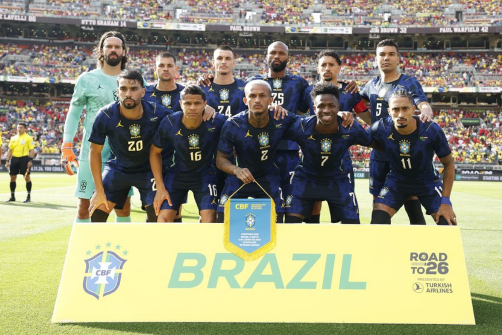 Seleção Brasileira com uniforme azul em campo.