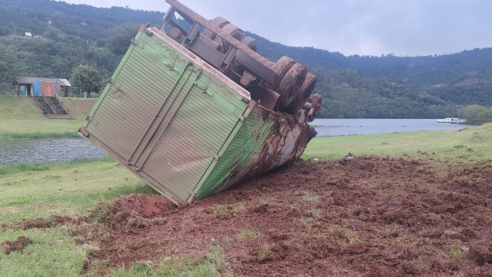 Caminhã de pneus para cima após acidente na descida do Goio-Ên em Chapecó