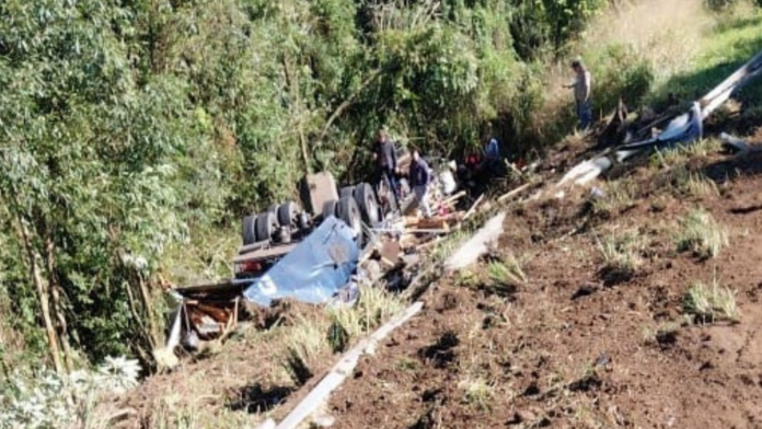 Caminhão destruído após cair em ribanceira em Irani