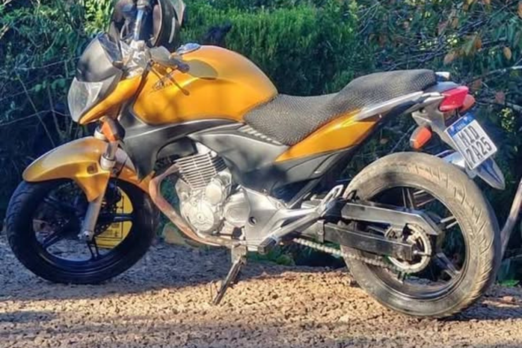 Moto Honda da cor amarela de Antônio Dias, desaparecido em Faxinal dos Guedes
