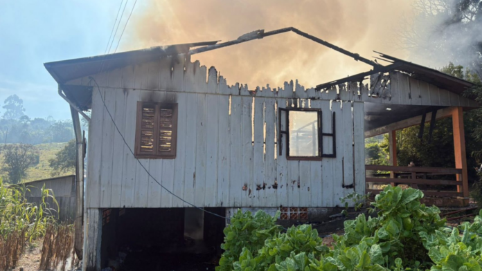 Casa de madeira destruída pelo fogo em Concórdia