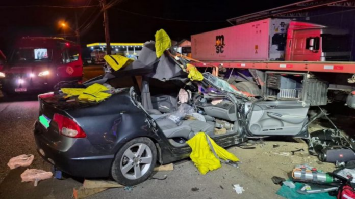 Veículo com a lateral direita destruída após colisão com carreta estacionada em Concórdia