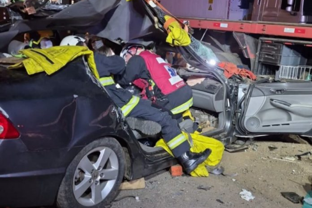 Veículo com lateral aberta após acidente em Concórdia e bombeiros retirando passageira