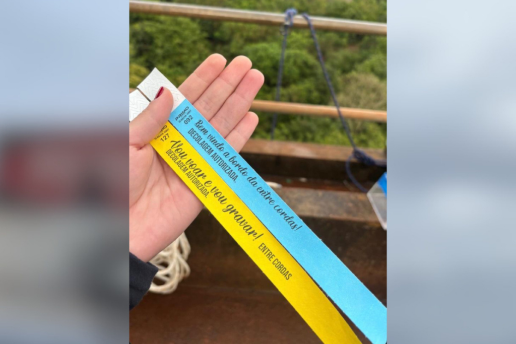 Mão de Maria Eduarda Rodrigues de Freitas segurando fitas para participar do salto de Rope Jump em Limeira/SP