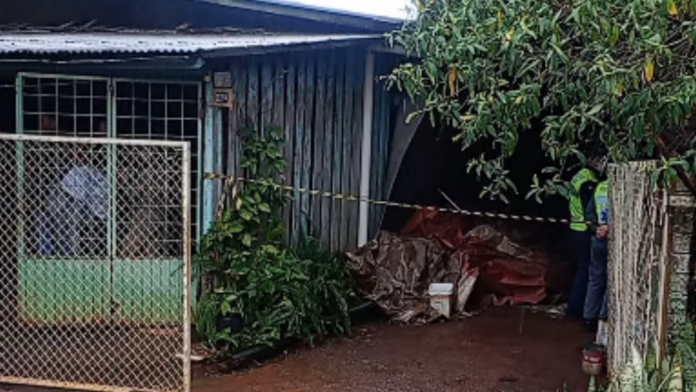 Casa de madeira velha e suja onde menino sofreu queimaduras em 80% do corpo emChapecó.
