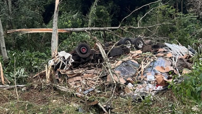 Caminhão completamente destruído com as rodas para cima após acidente no contorno viário de Seara