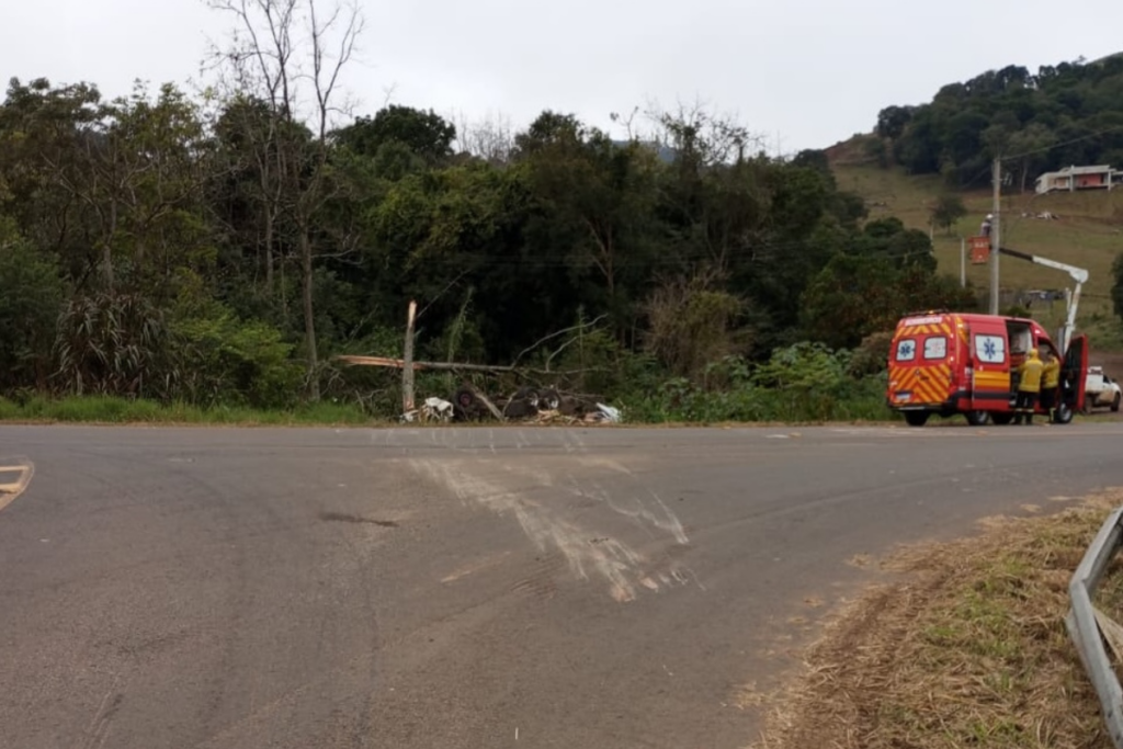 Local do capotamento de caminhão no contorno viário de Seara/SC