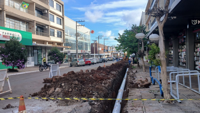 Rua de Xanxerê com valetas abertas para colocação de tubulação
