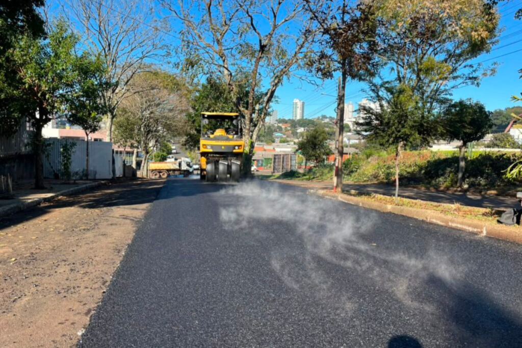 Maquina de empresa de asfaltos trabalhando na Avenida La Salle.