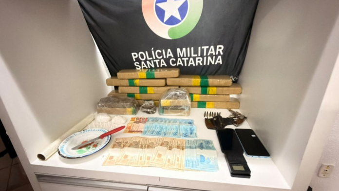 Mesa na delegacia com drogas, dinheiro, armas e celulares apreendidos em Concórdia com traficante