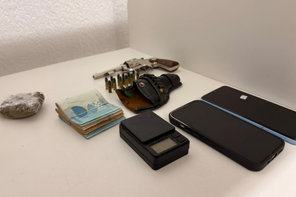 Revólver calibre 22, celulares, dinheiro e um bloco de maconha apreendidos em Concórdia