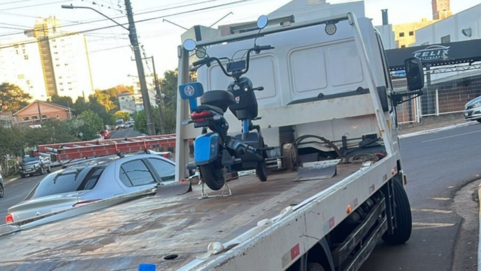 Veículo guincho com um veículo elétrico em cima