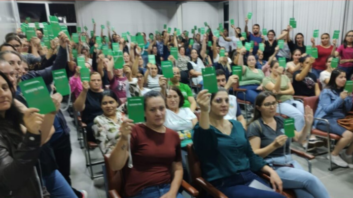 Plenário do Sitespm lotado de servidores em assembléia