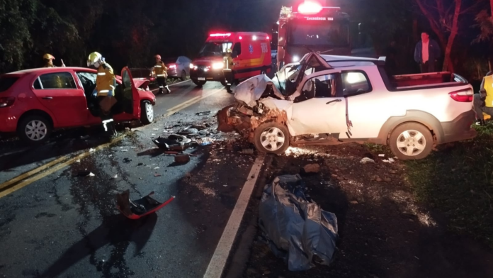 Rodovia com dois veículos destruídos após colisão frontal entre Saudades e Pinhalzinho