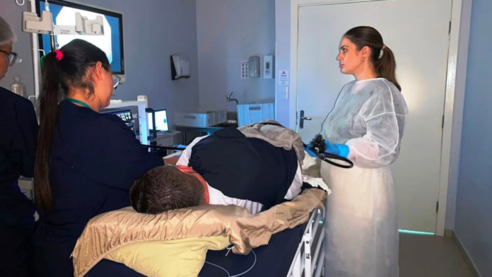Médica e enfermeira em procedimento em sala de cirurgia