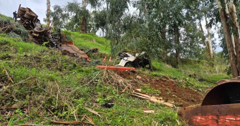 Caminhoneiro é ejetado após caminhão tombar em Passos Maia