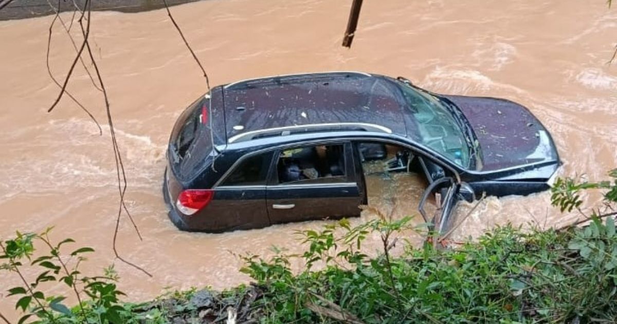 Homem sofre mal súbito e carro cai em rio