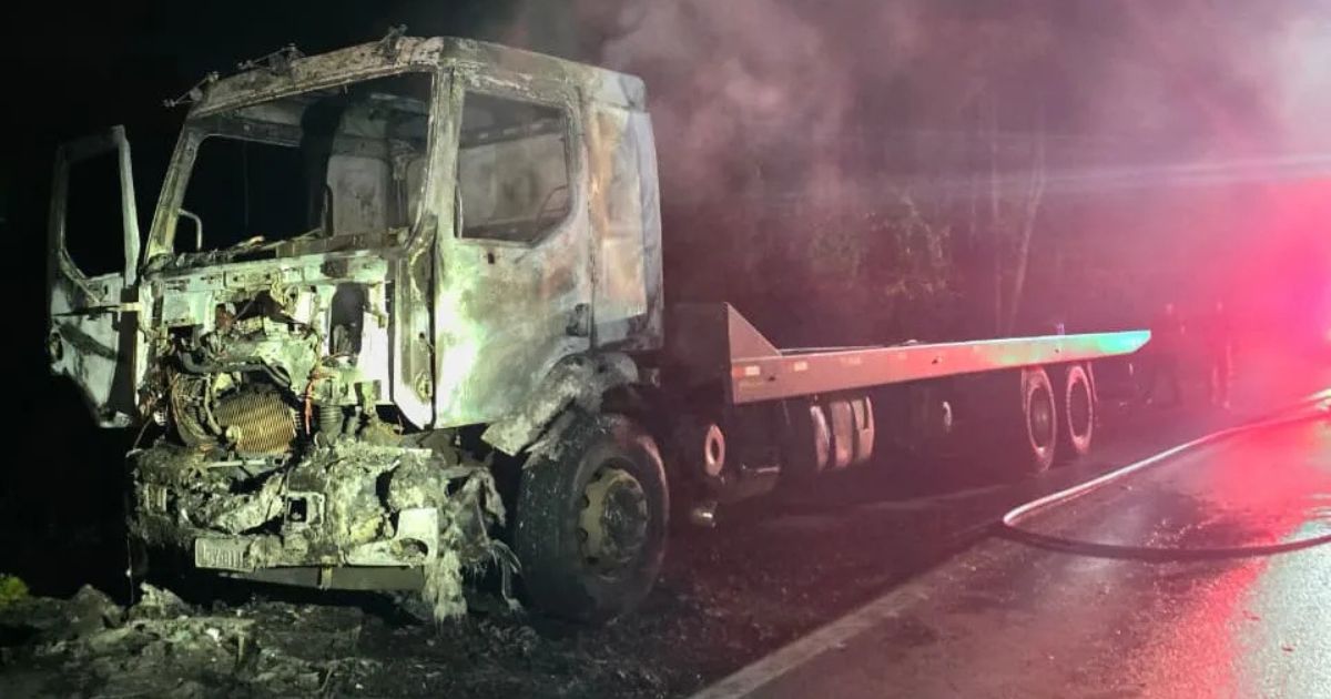 Incêndio destrói cabine de caminhão na BR-282