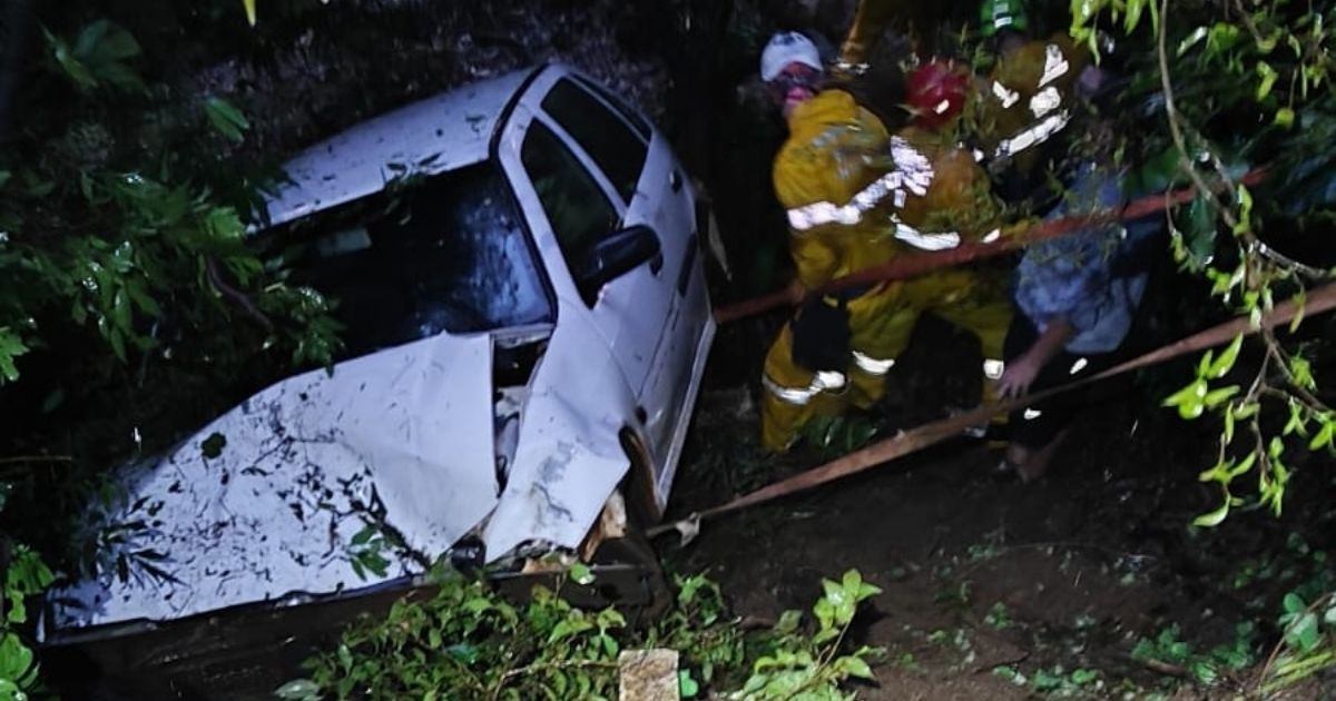 Motorista fica ferida após carro cair em ribanceira